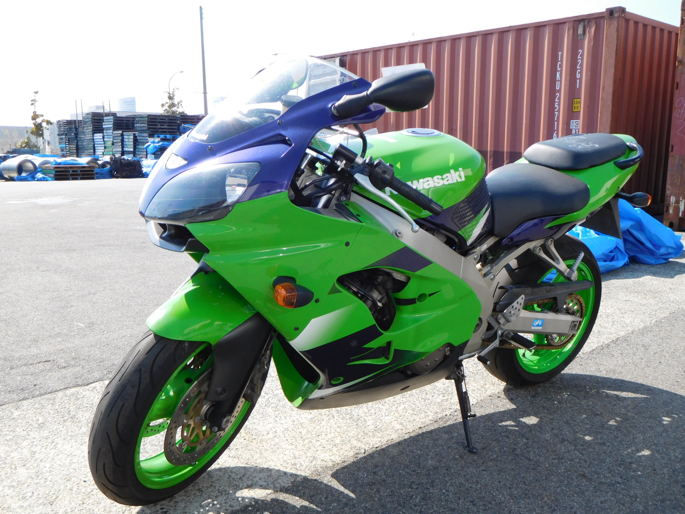 Спортбайк Kawasaki zx9r