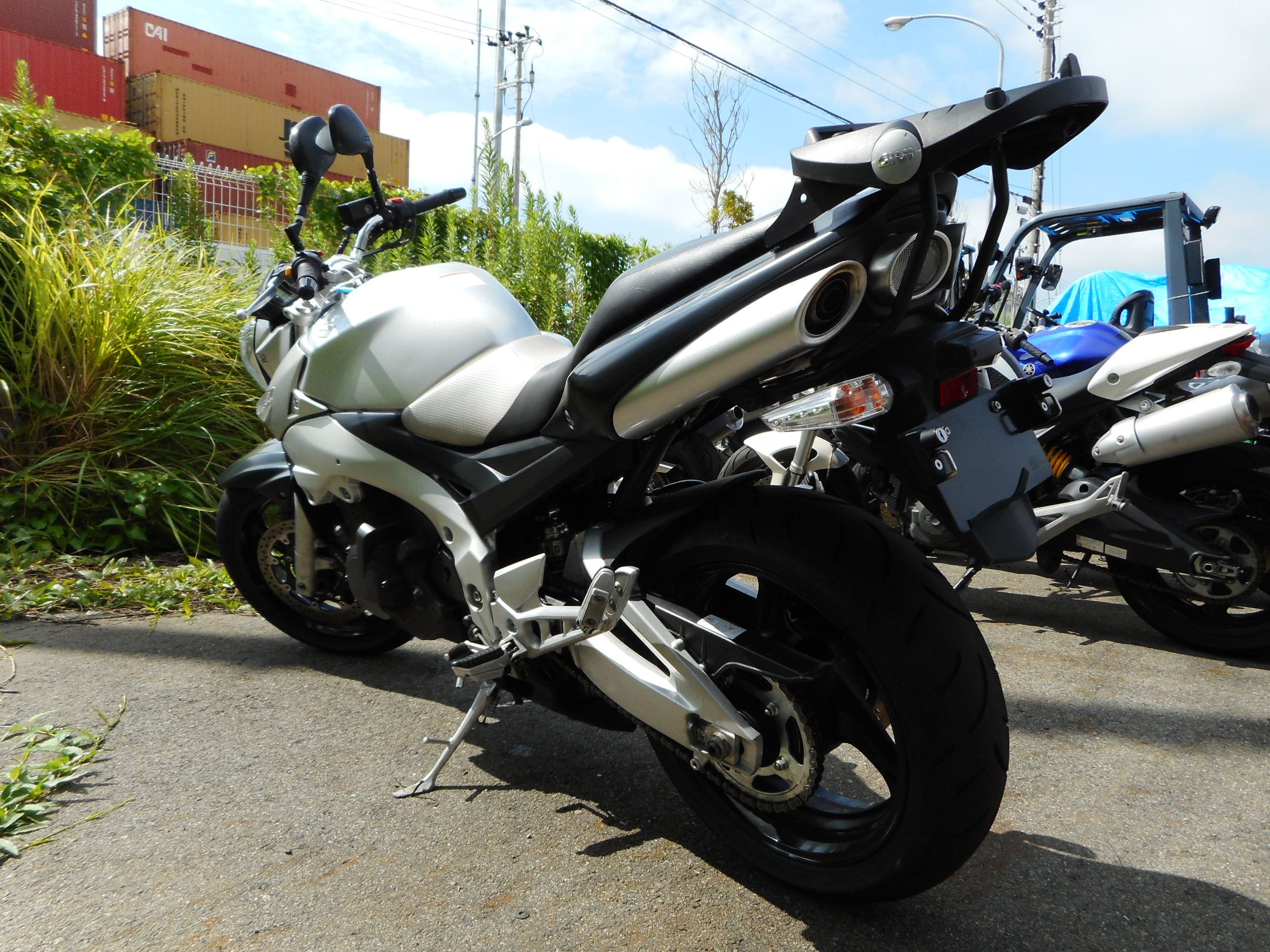 Мотоциклы 400 кубов б у. Сузуки GSR 400. Suzuki GSR 400. Сузуки gsr400 серебристый 2009г. Мопед 125 Suzuki GSR 2008.