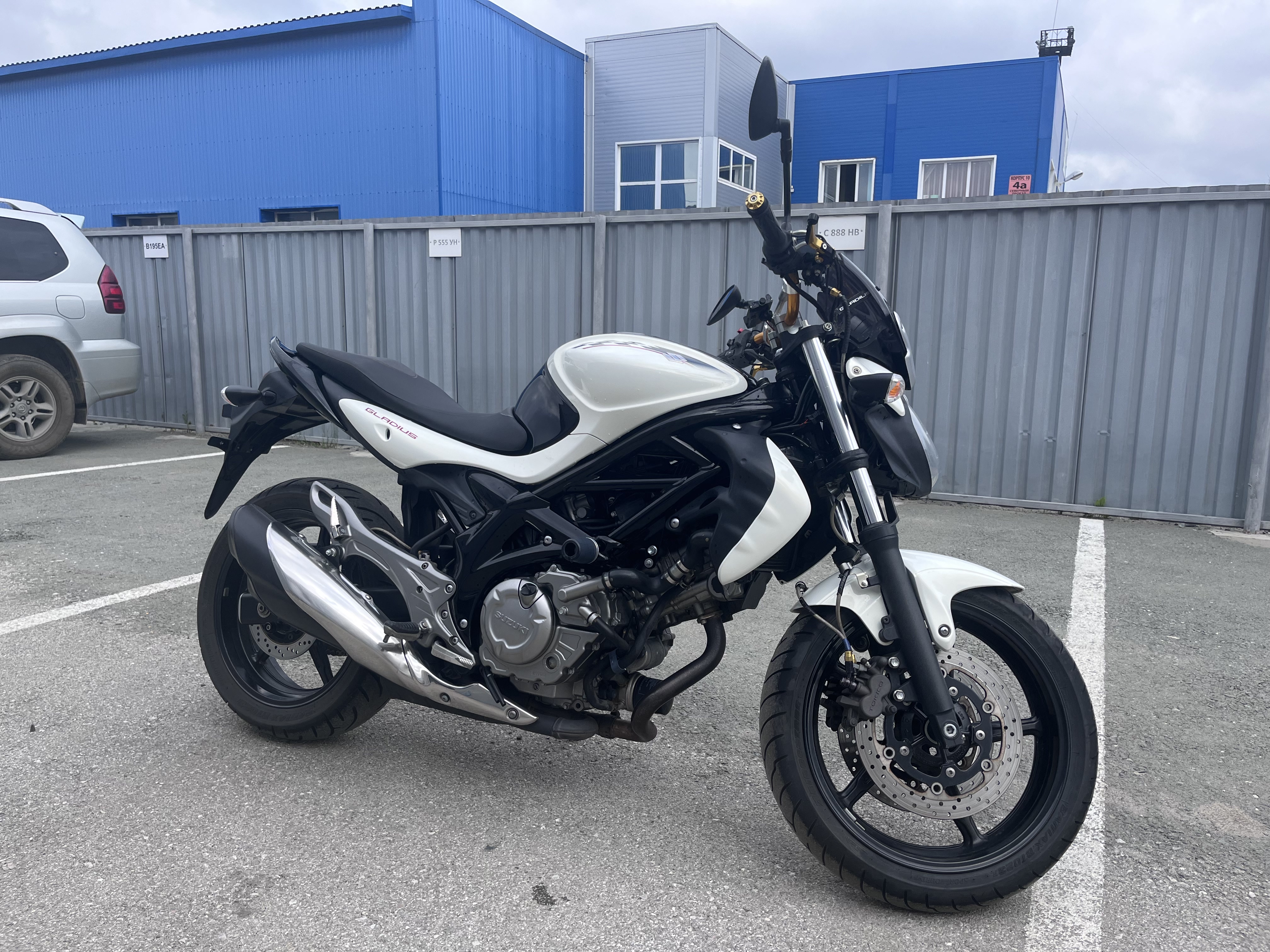 SUZUKI GLADIUS 650